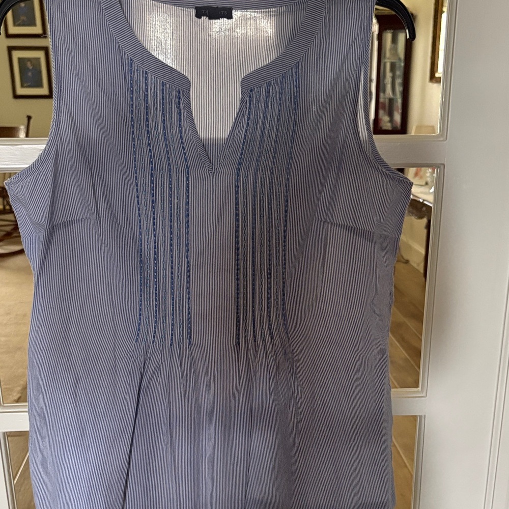 VGUC sleeveless Talbots blouse. Size medium.